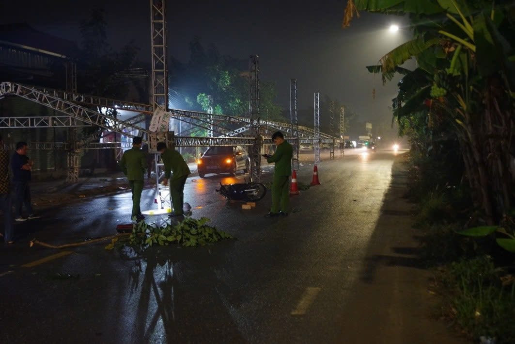 Va chạm cột trụ rạp cưới lấn chiếm đường, người đi xe máy tử vong