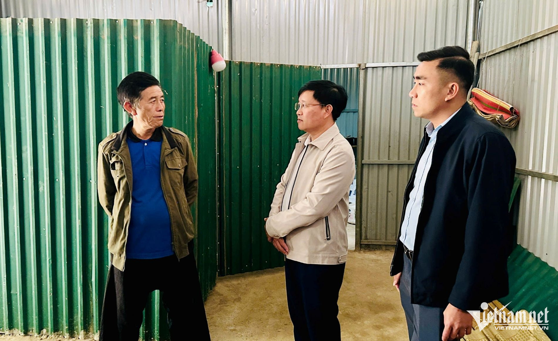 W-Chính quyền xã Nhôn Mai động viên chia sẻ với gia đình ông Xồng Cha Xia ở bản Phá Mựt trong nếp nhà dựng tạm sau mưa bão.jpg