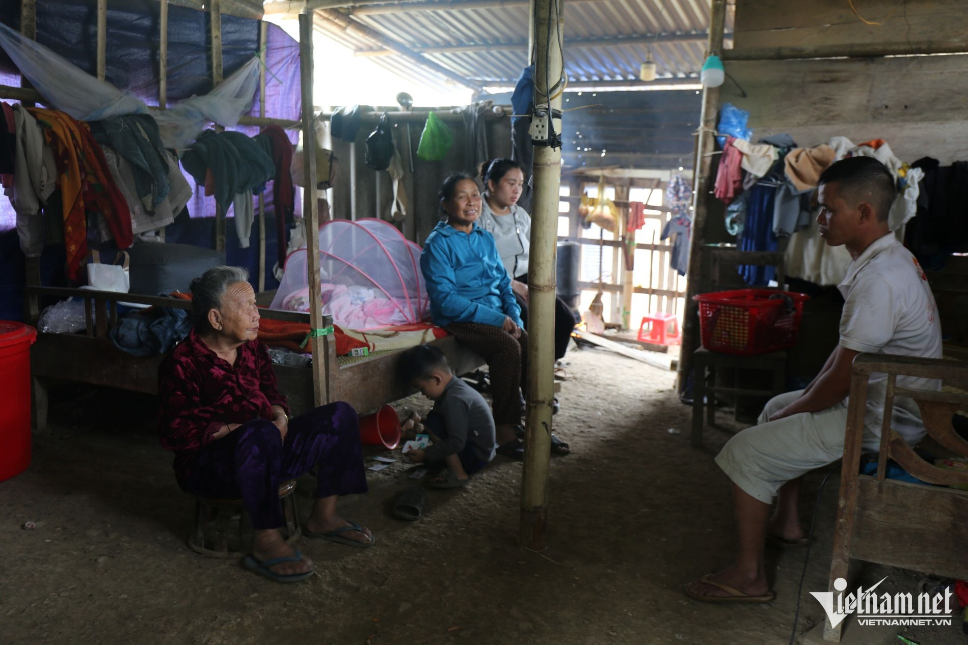 W-Đại gia đình có 4 thế hệ đang phải sống khổ trong căn nhà tạm trống hoác.JPG.jpg