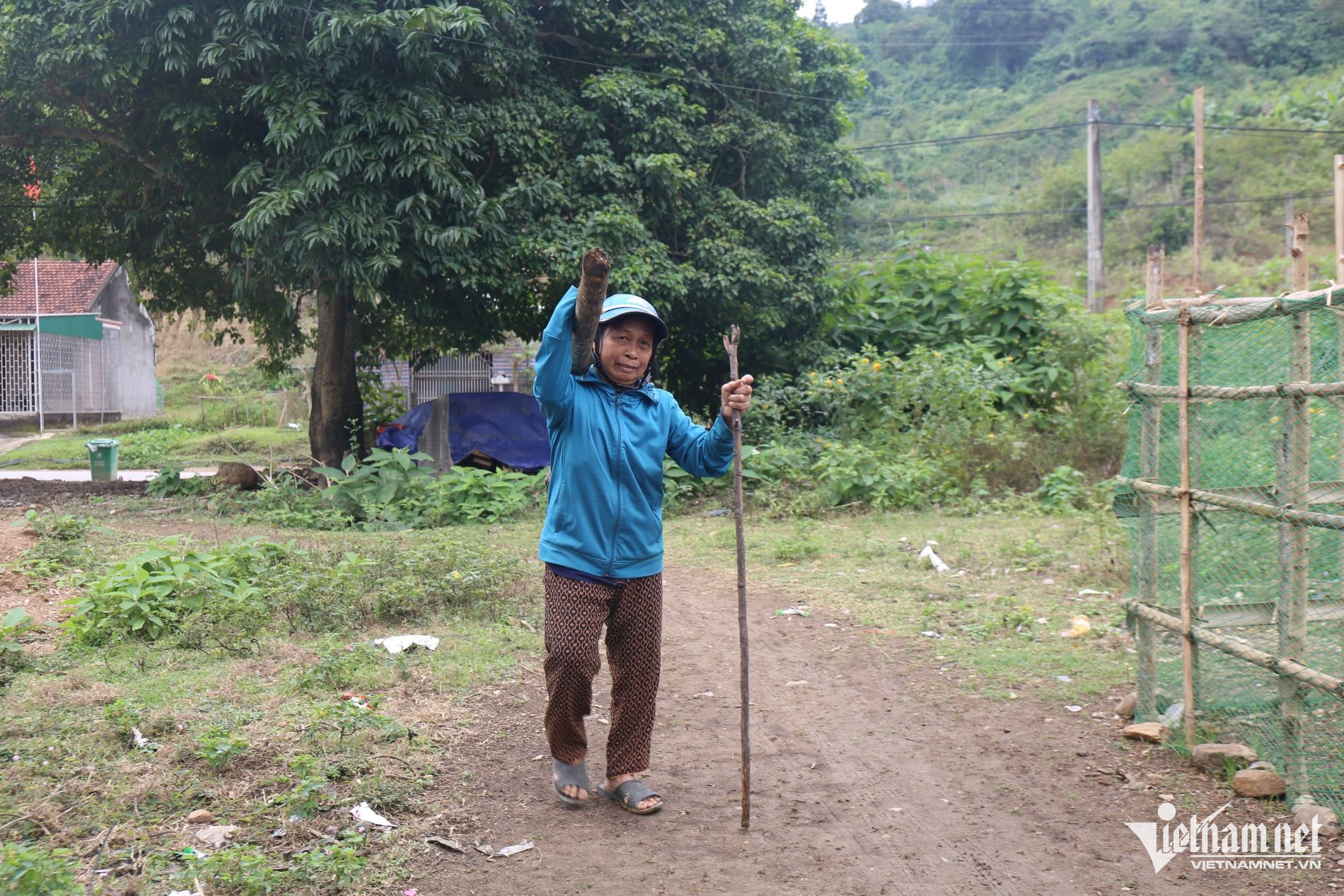 W-Dù tuổi đã cao nhưng bà Quế vẫn tranh thủ đi làm thuê để đỡ đần cháu con.JPG.jpg