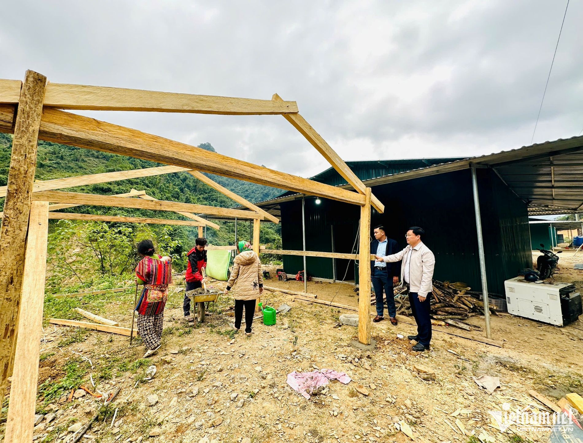 W-Gia đình anh Xồng Bá Tành ở bản Phá Mựt đang dựng lại nếp nhà tạm sau mưa bão.jpg