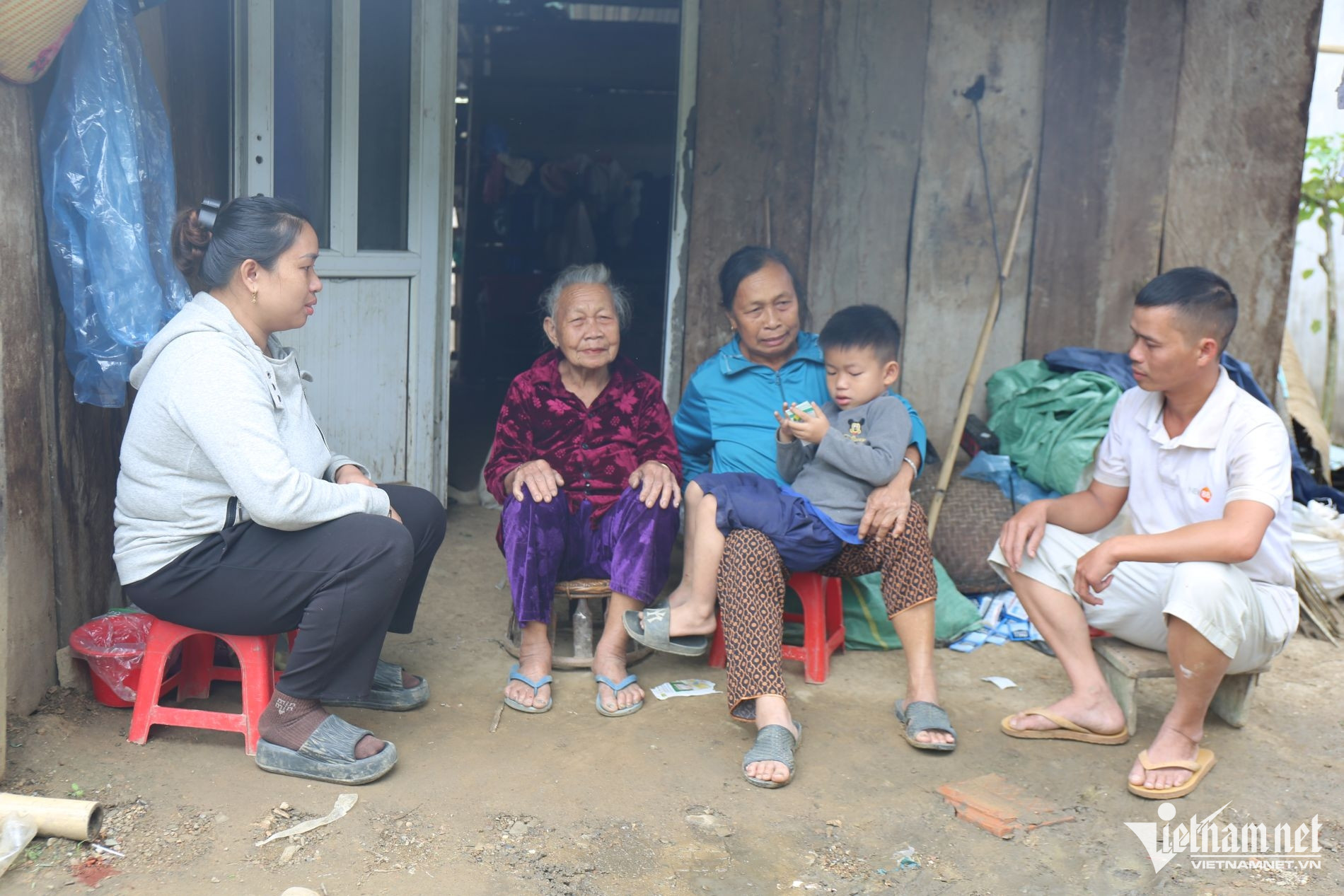 W-Mất nhà vì lũ dữ, một gia đình 8 người chen chúc trong lều tạm chờ an cư.JPG.jpg