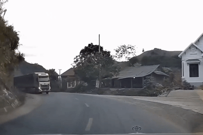 Xe khách vượt ẩu tại khúc cua, suýt gây tai nạn đối đầu trên đường đèo