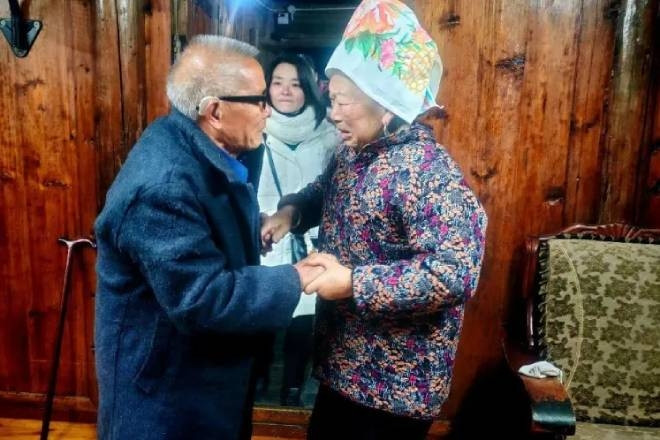 50 năm mất liên lạc, người đàn ông tìm lại được người thân chỉ trong 1 ngày