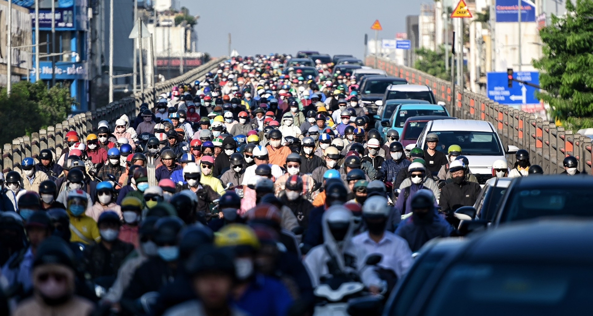 Ba điểm nghẽn lớn khiến kinh tế TPHCM vẫn "chưa bung hết lực"