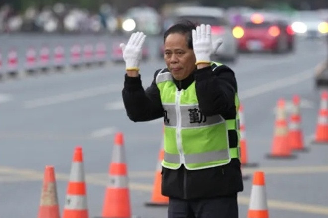 Bí mật phía sau 1 tiếng mất liên lạc mỗi sáng của thầy hiệu phó 34 năm qua