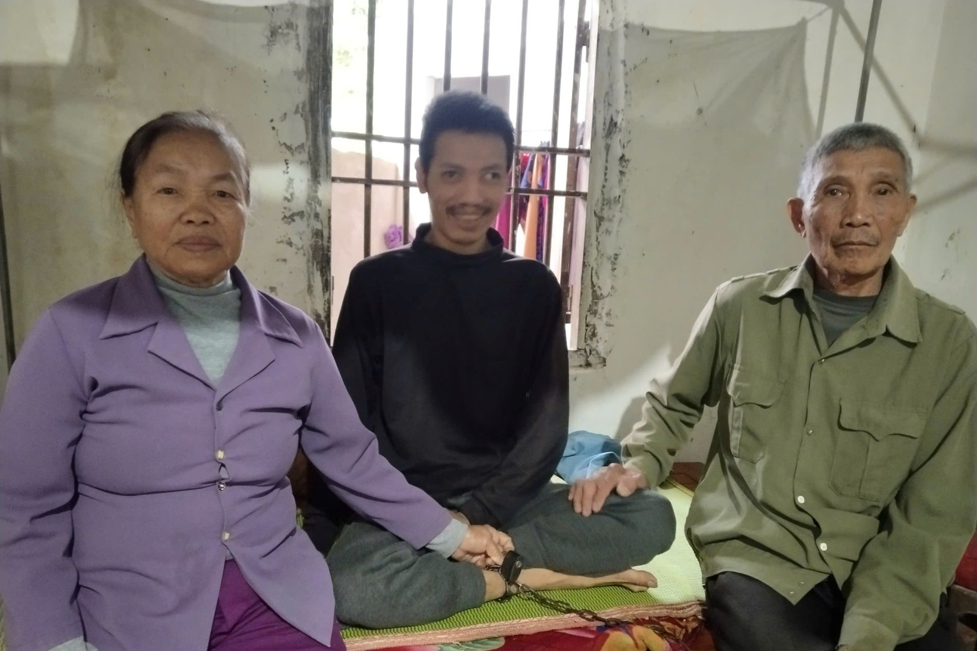 Cả gia đình bệnh tật, vợ chồng nghèo xứ Nghệ sống trong cảnh cùng cực