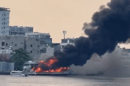 Cháy du thuyền trên sông Sài Gòn, lửa đỏ rực kèm khói đen bốc cao