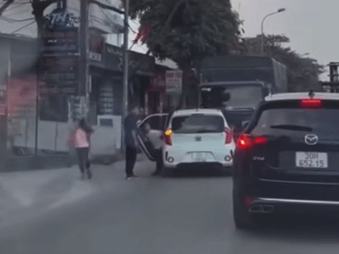 Danh tính tài xế đỗ ô tô giữa quốc lộ ở Hà Nội để cho trẻ em xuống xe