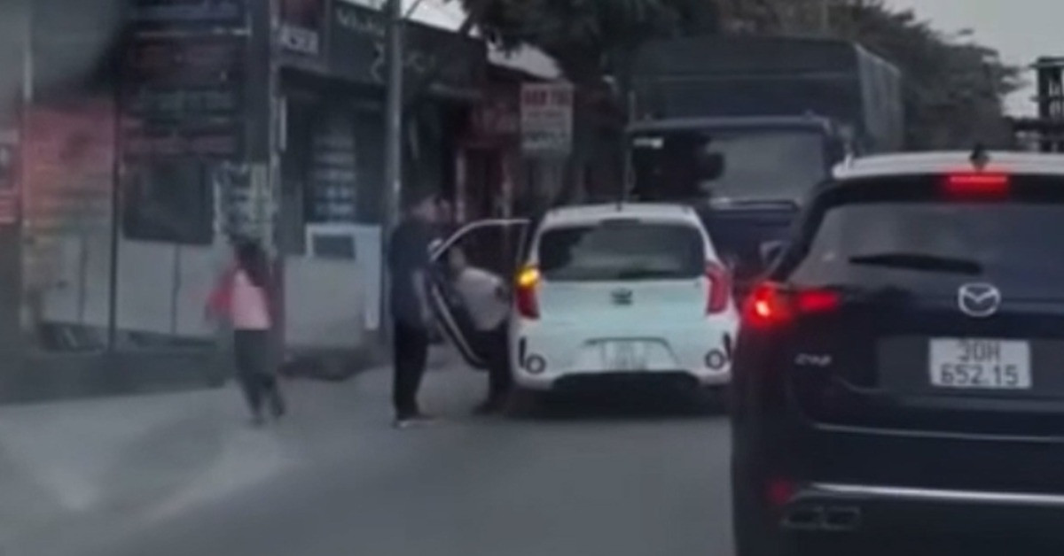 Danh tính tài xế đỗ ô tô giữa quốc lộ ở Hà Nội để cho trẻ em xuống xe