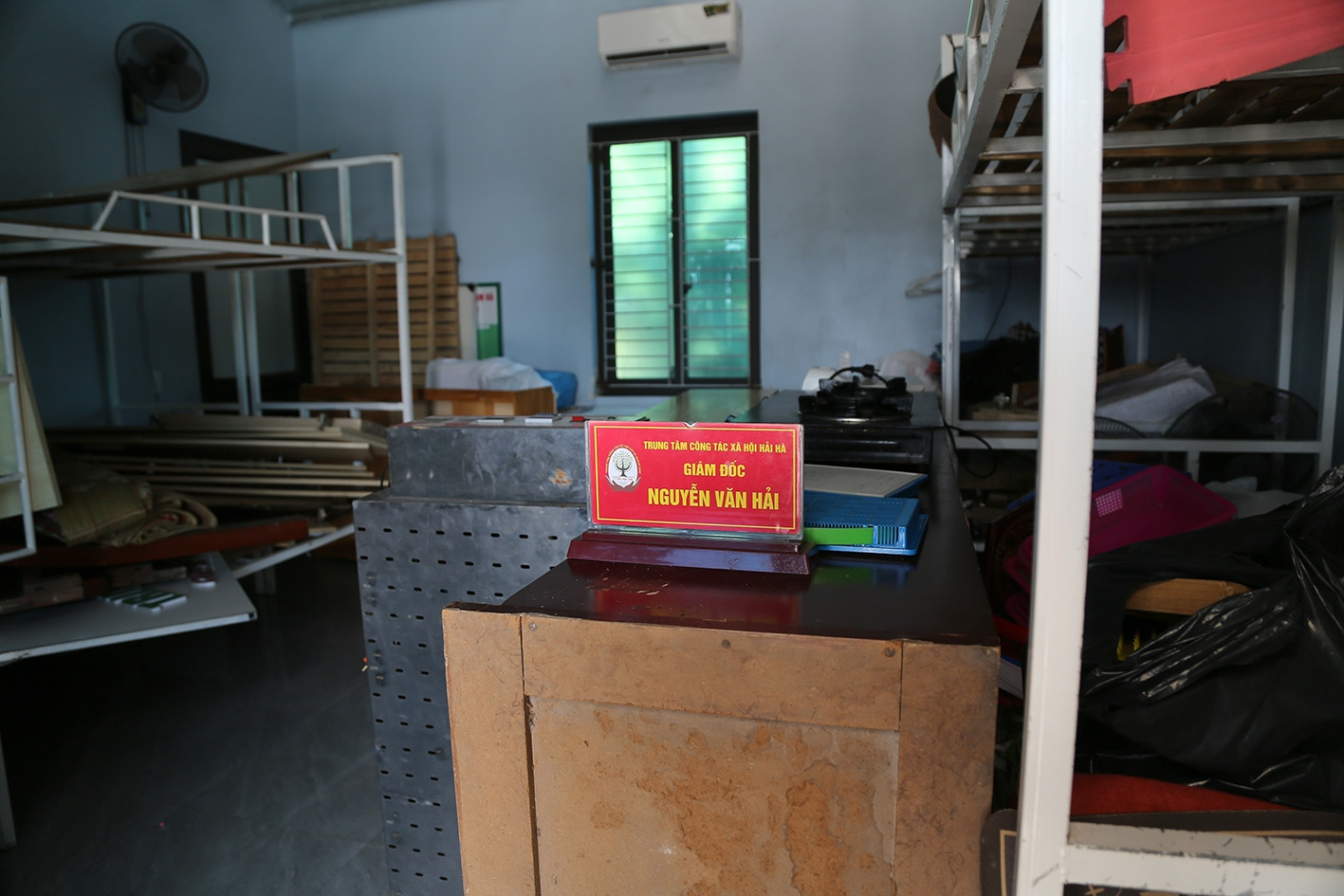 Gậy gỗ vứt ở Trung tâm Công tác xã hội Hải Hà sau khi giám đốc bị bắt