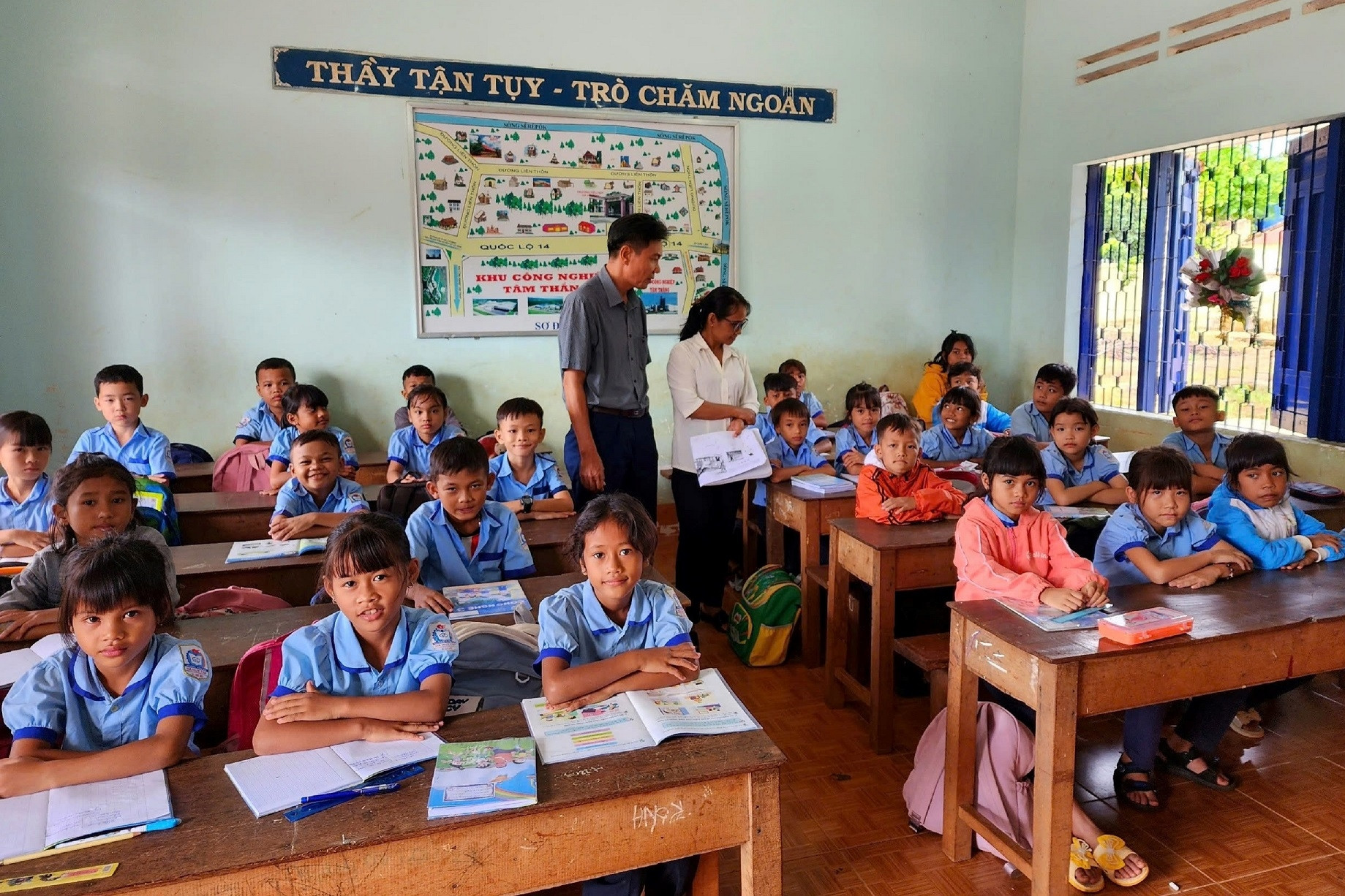 Giữ gìn bản sắc văn hóa từ việc dạy tiếng Ê Đê trong trường học