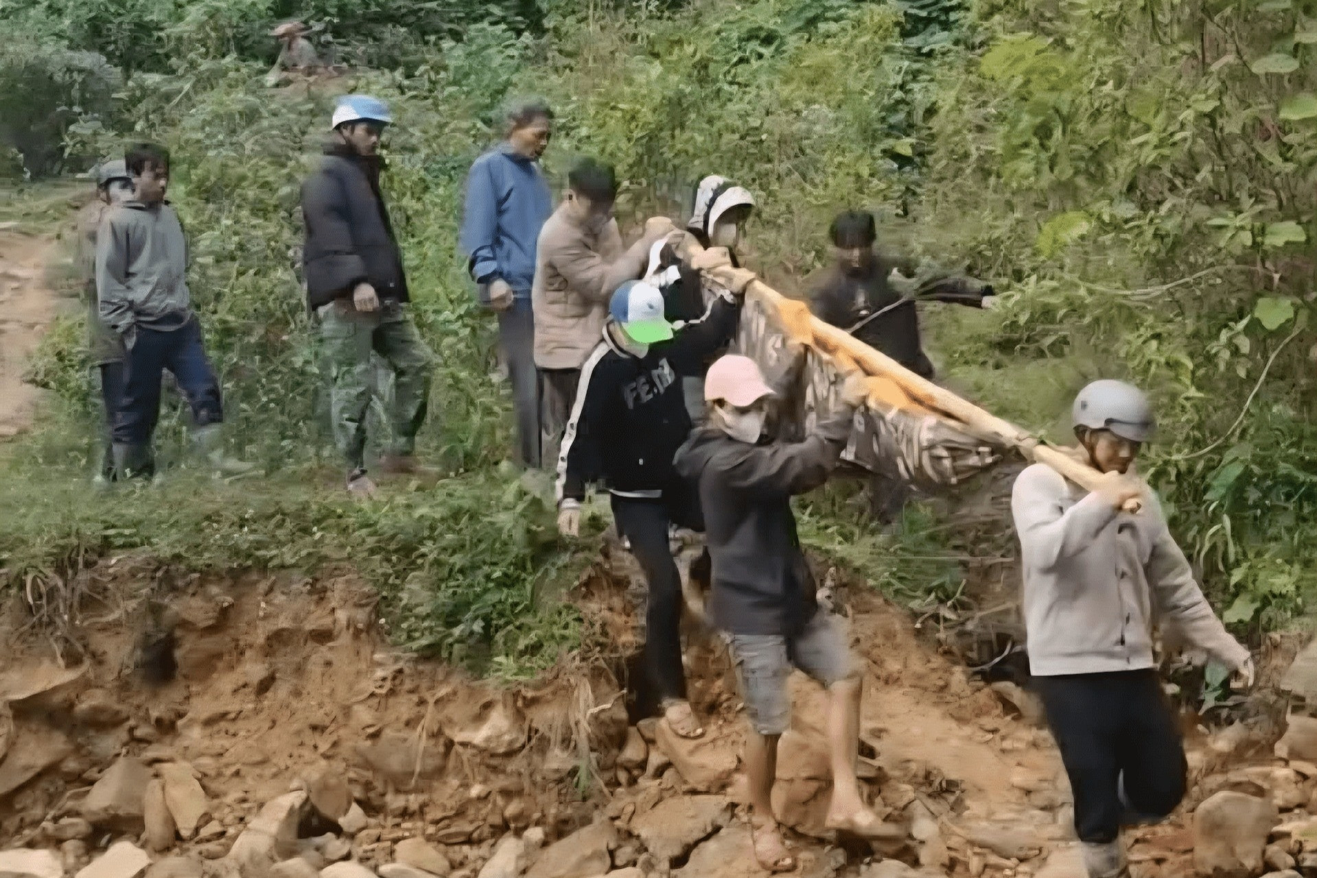 Hàng chục người ở Quảng Trị cáng cụ ông băng rừng, vượt suối đi cấp cứu