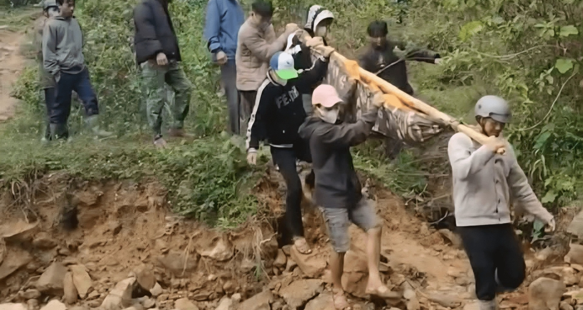 Hàng chục người ở Quảng Trị cáng cụ ông băng rừng, vượt suối đi cấp cứu