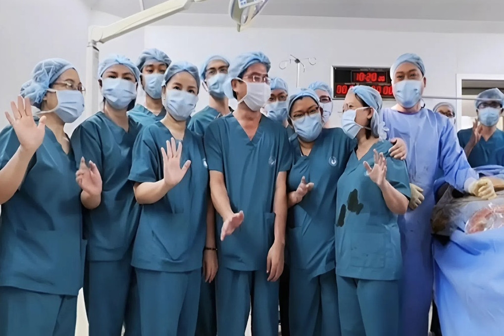 Hàng chục y bác sĩ vỡ òa khi cứu thành công thai nhi mắc dị tật tim hiếm gặp