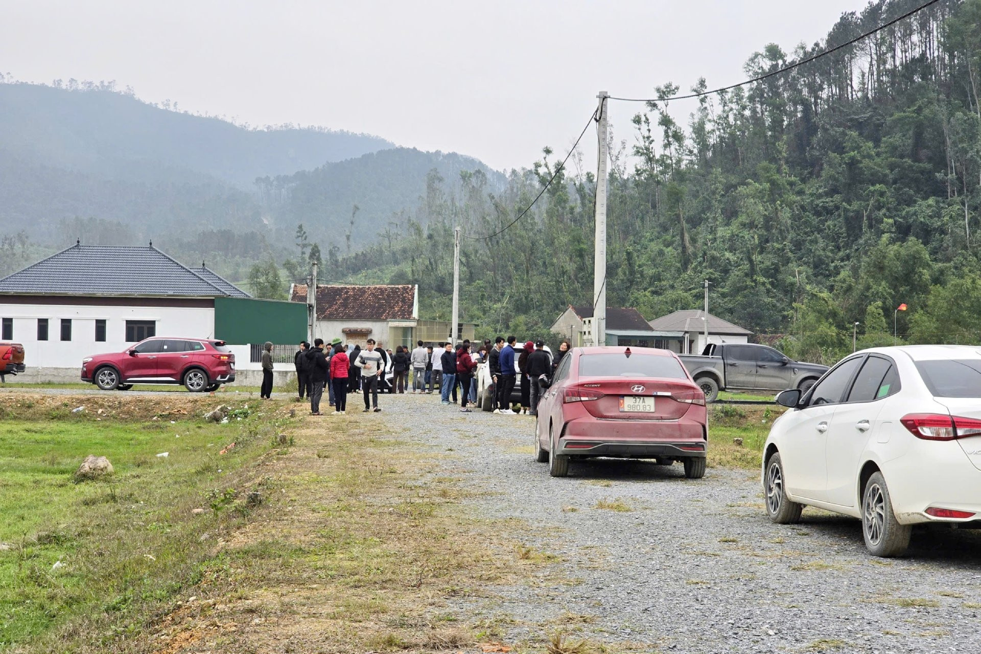 Hàng trăm ô tô ùn ùn đổ về vùng quê Nghệ An săn lùng đất