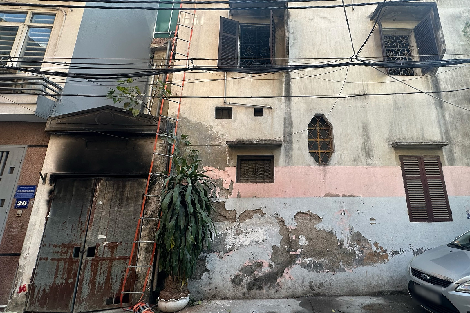 Nhân chứng vụ cháy nhà 3 tầng ở Hà Nội: Nạn nhân đu thang dây thoát hiểm