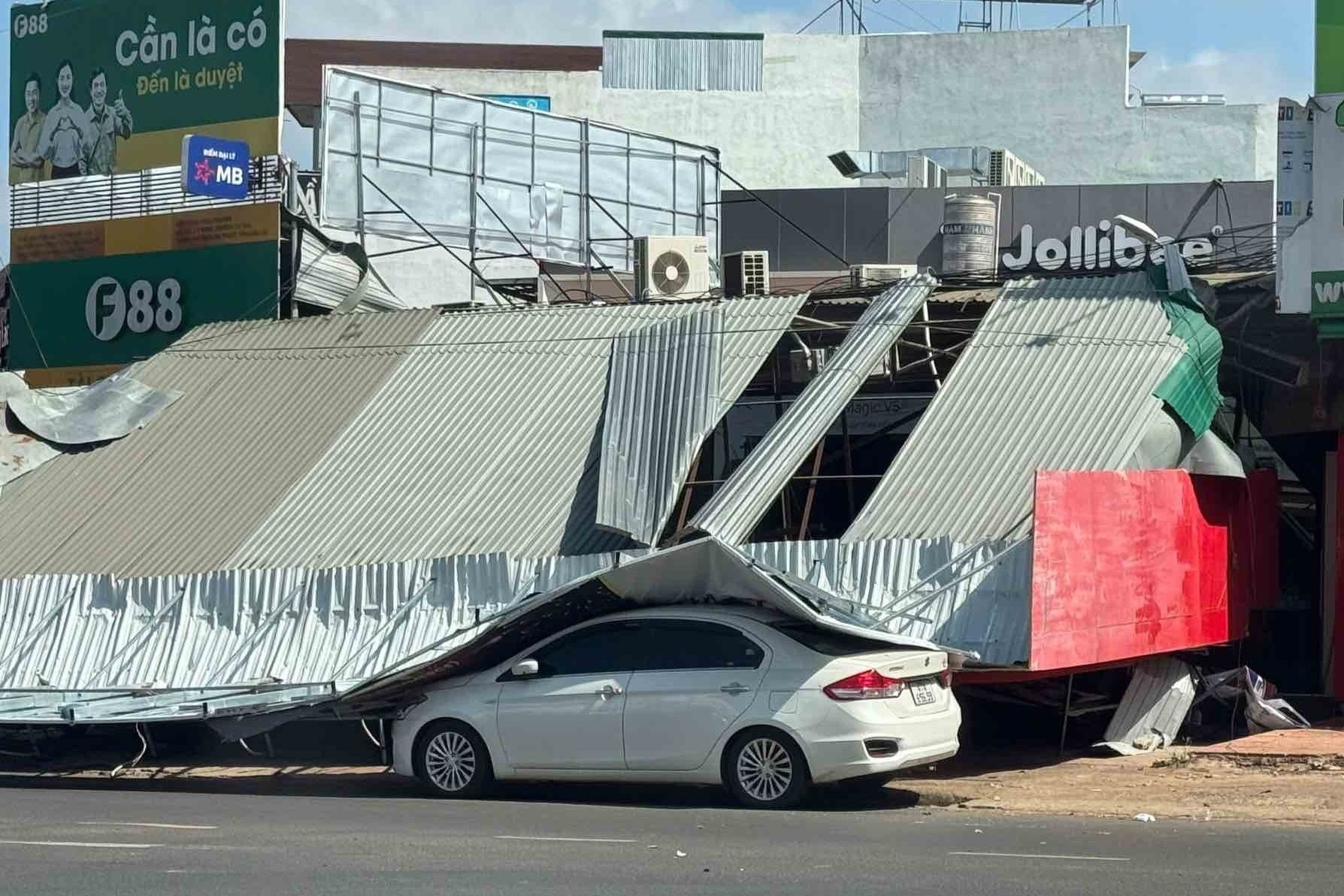 Sập bảng hiệu, một phụ nữ 60 tuổi trọng thương