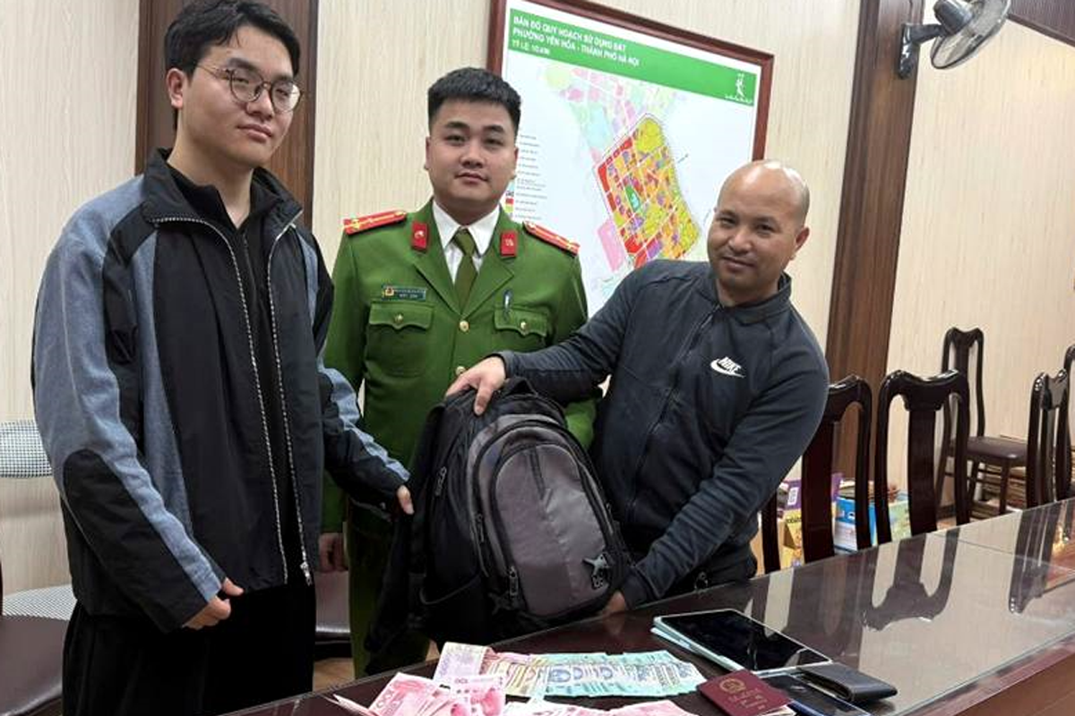 Tài xế taxi giao nộp công an balo khách Trung Quốc để quên, bên trong có nhiều tài sản