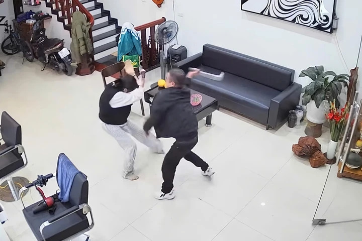  Tạm giữ khẩn cấp người đàn ông cầm dao truy đuổi hai mẹ con trong tiệm cắt tóc 