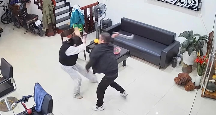 Tạm giữ khẩn cấp người đàn ông cầm dao truy đuổi hai mẹ con trong tiệm cắt tóc