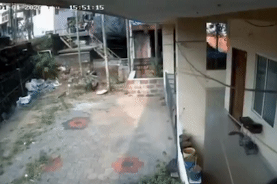 Thót tim cảnh ô tô bay qua tường rào, lao thẳng vào nhà dân