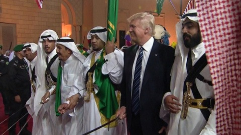 Tổng thống Trump hào hứng nhảy với kiếm tại Saudi Arabia