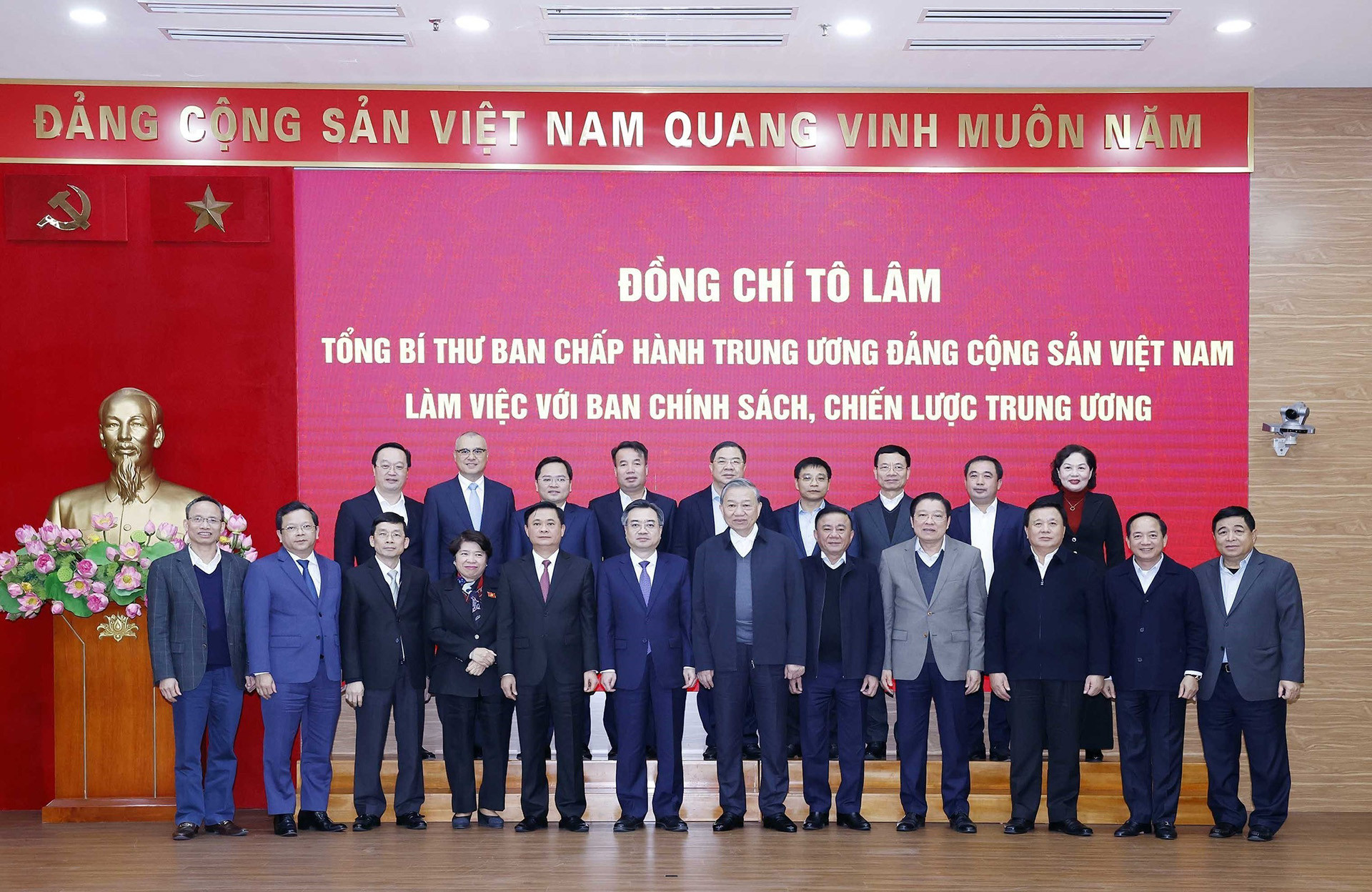 vnapotaltongbithutolamlamviecvoibanchinhsachchienluoctrunguong8515876 17677649632751892127239.jpg