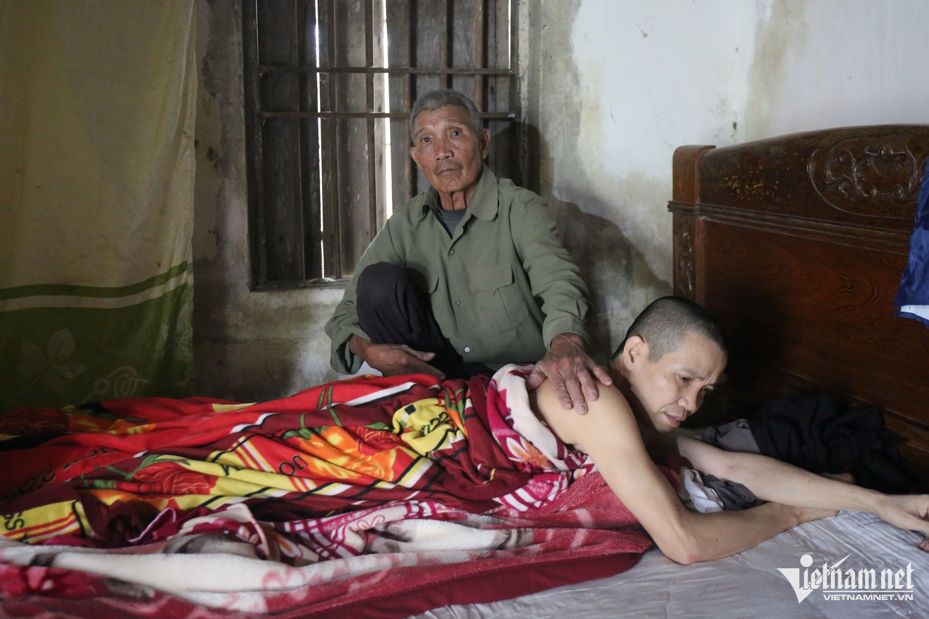 W-Anh Lê Văn Thắng nằm liệt giường trở thành gánh nặng cho mẹ cha sau vụ tai nạn lao động mấy năm trước.JPG.jpg