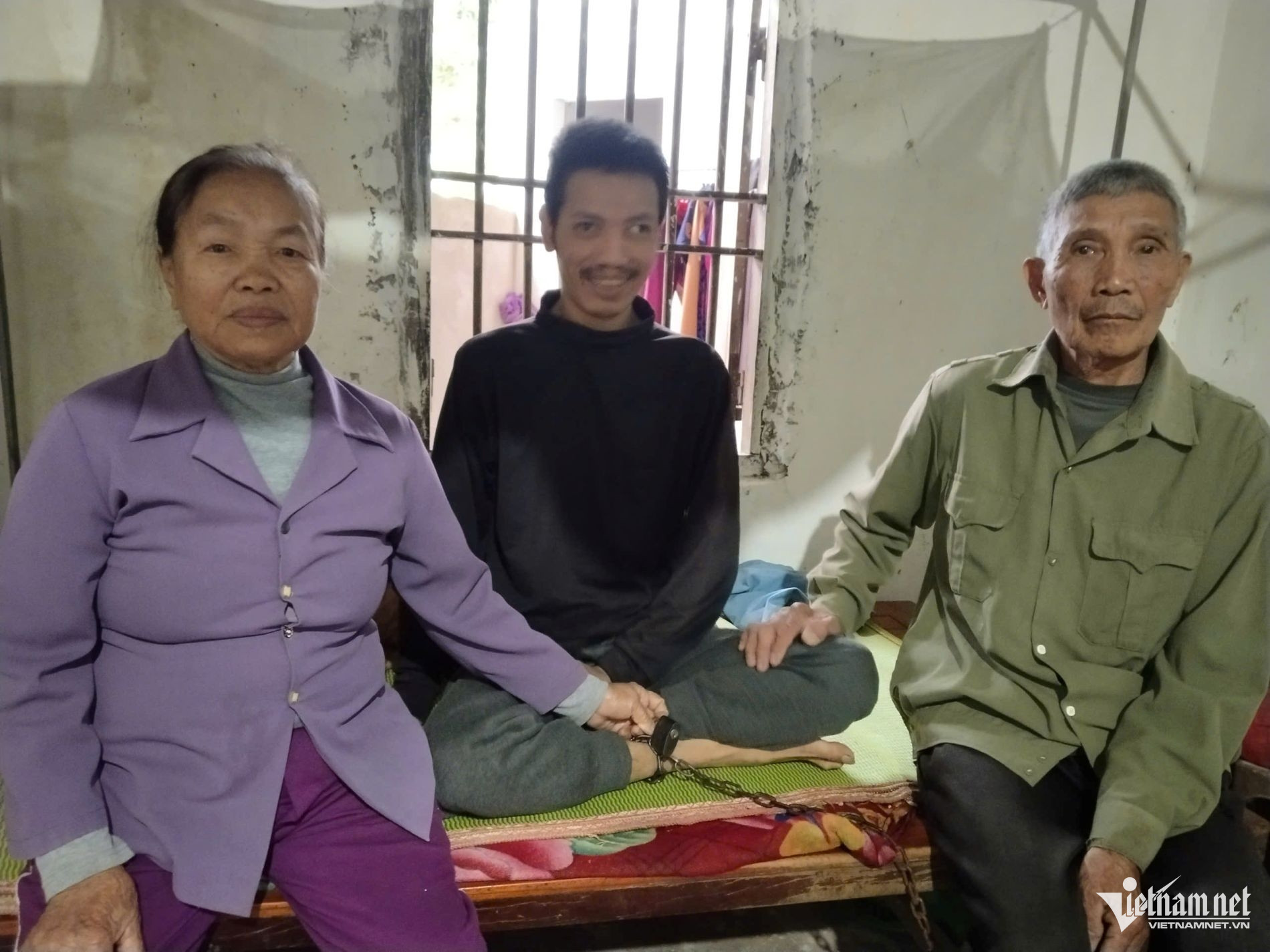 W-Nỗi đau của 2 vợ chồng bệnh tật, cũng là 2 đứa con trai nằm liệt giường.jpg