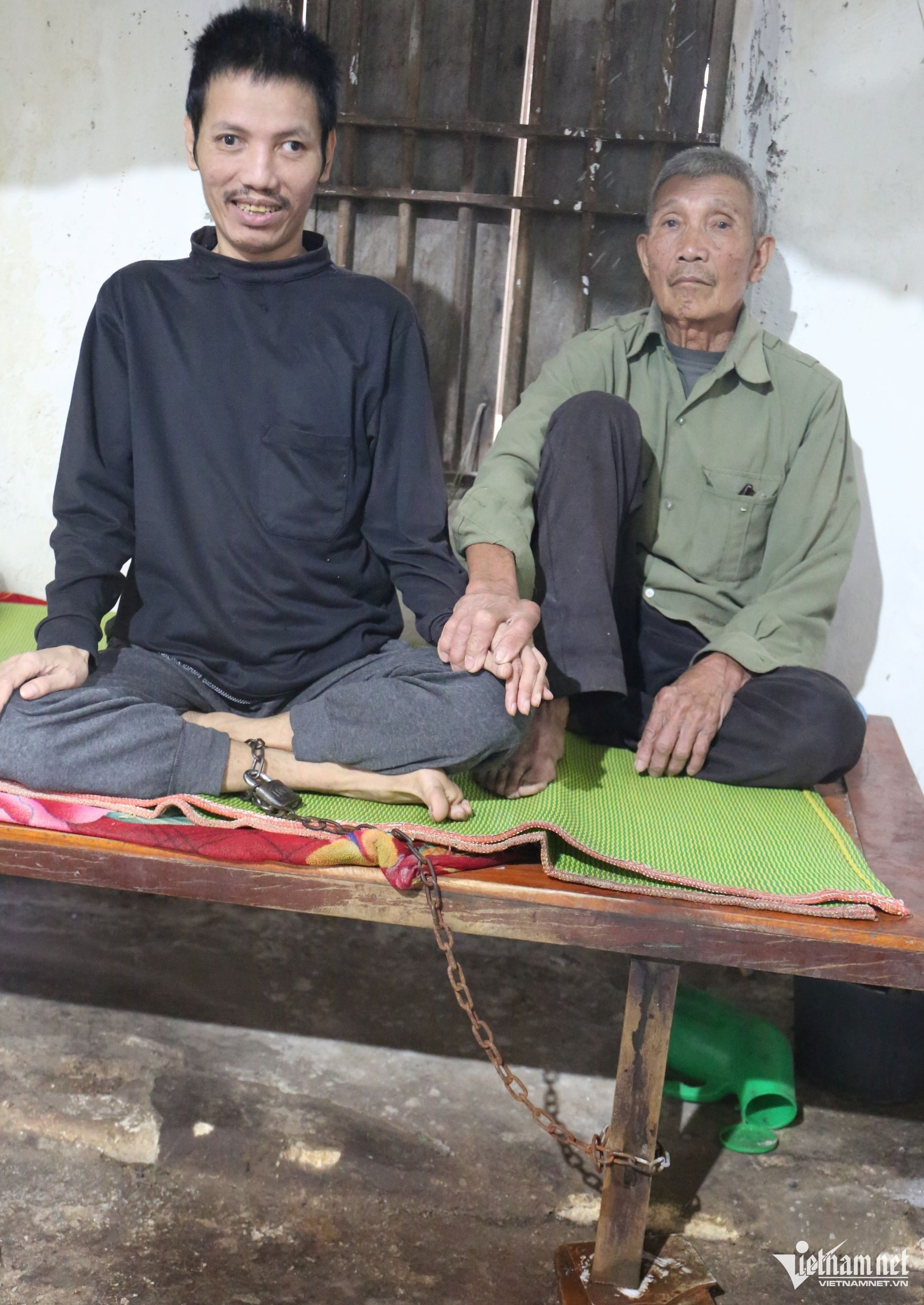 W-Ông Lê Văn Quý cắn răng xích chân đứa con trai bệnh tật của mình hơn 40 năm trời.JPG.jpg