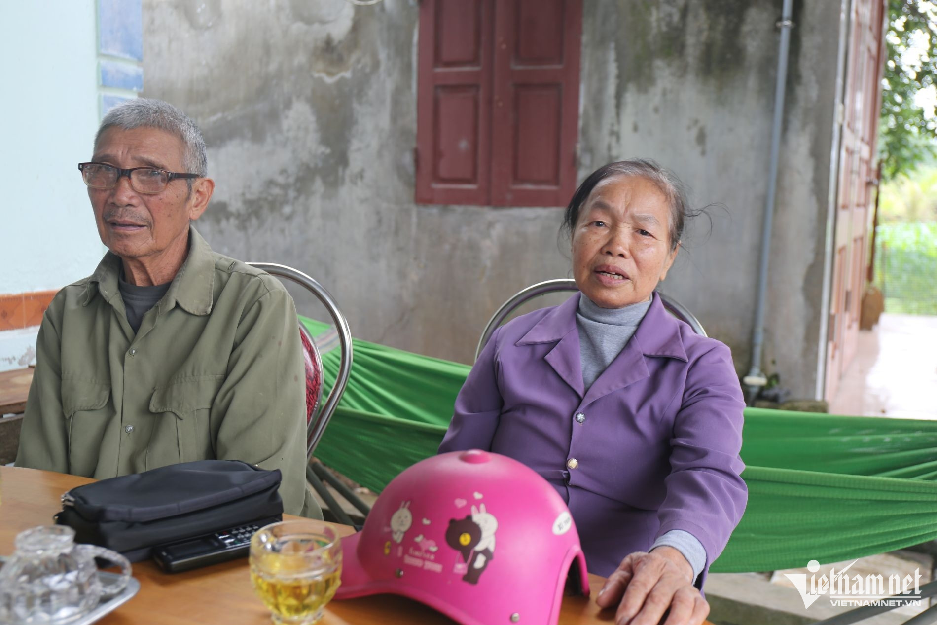 W-Vợ chồng ông Lê Văn Quý và bà Phạm Thị Thức đang nén nỗi đau bệnh tật nỗi đau tinh thần gắng gượng nuôi hai con bị bệnh trong mịt mờ hi vọng.JPG.jpg