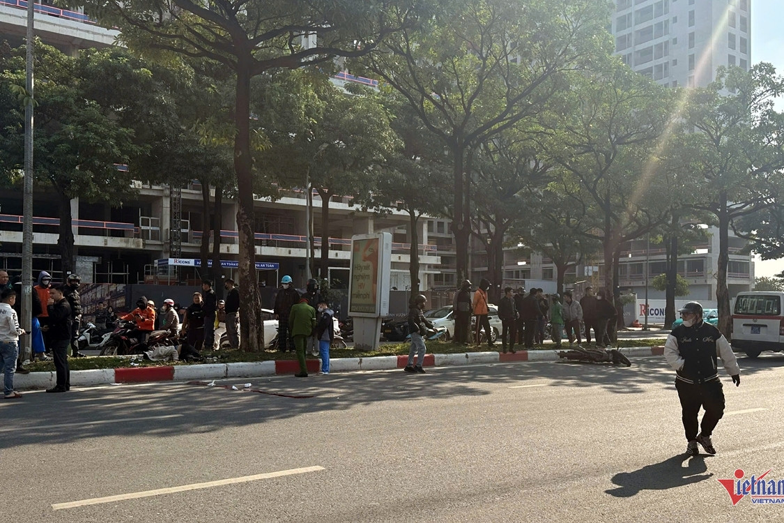 Xe máy chở 2 người đàn ông va vào dải phân cách ở Hà Nội, tài xế tử vong tại chỗ