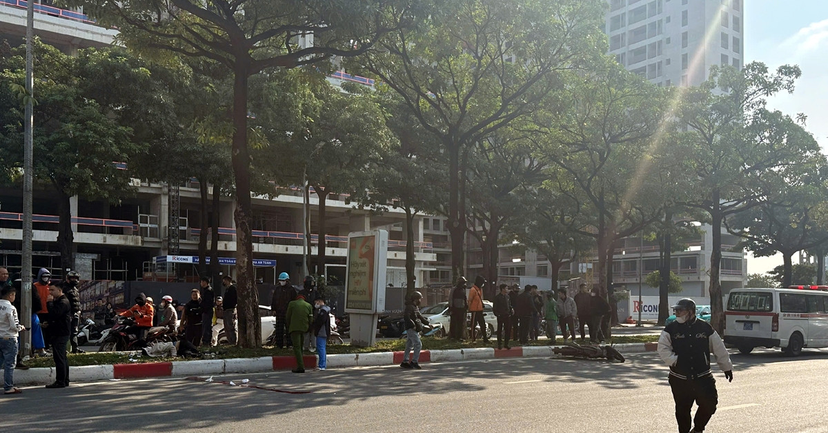 Xe máy chở 2 người đàn ông va vào dải phân cách ở Hà Nội, tài xế tử vong tại chỗ