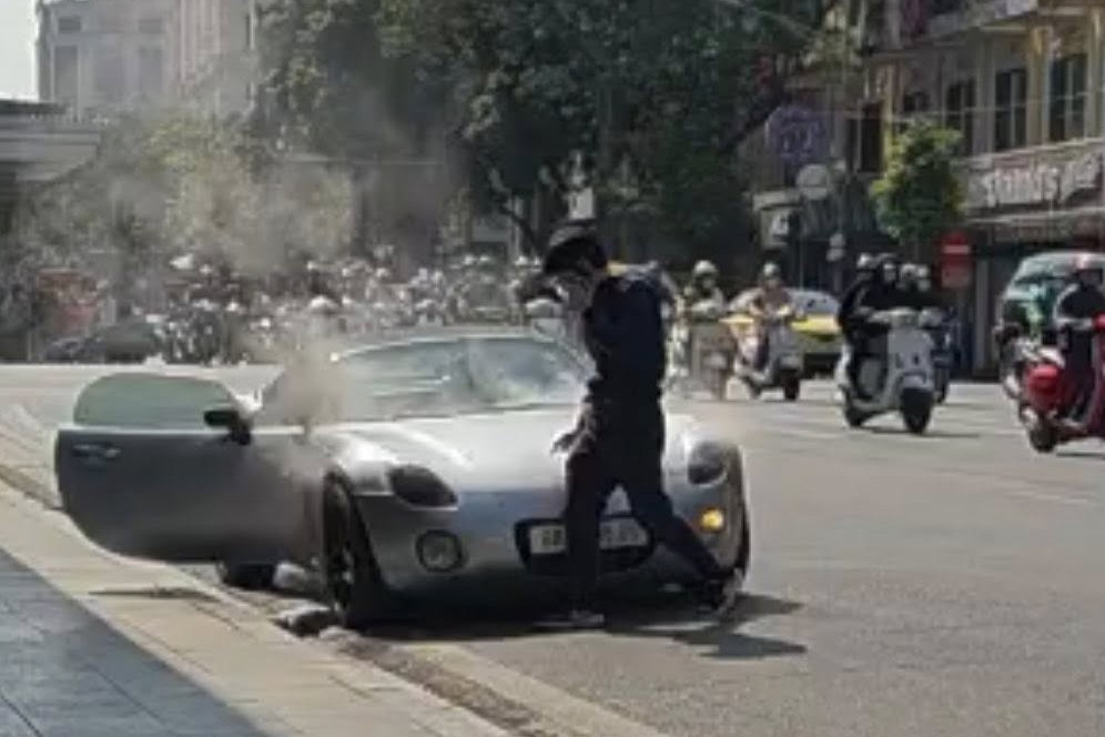 Xe thể thao Pontiac Solstice siêu hiếm bốc khói nghi ngút giữa phố cổ Hà Nội