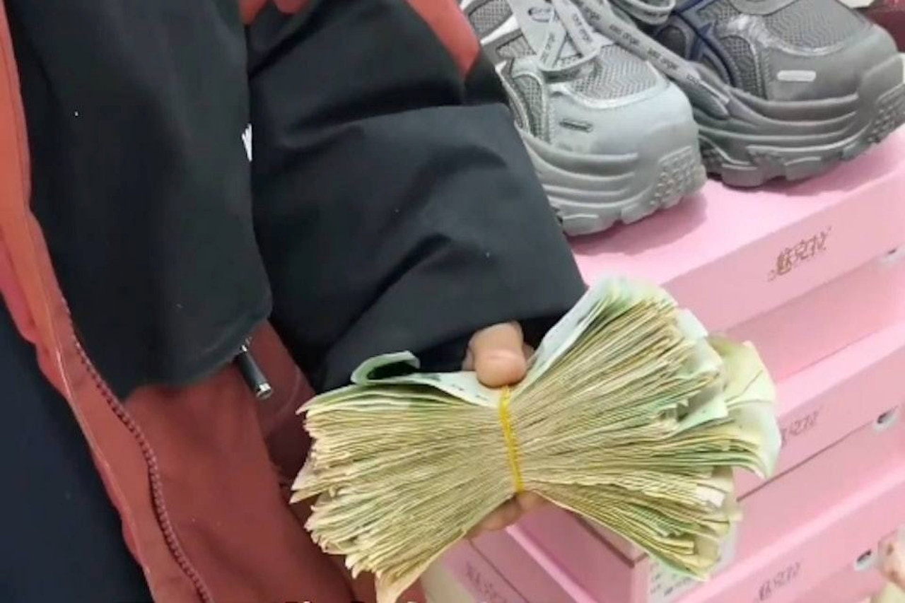 anh cau be tiet kiem.jpg