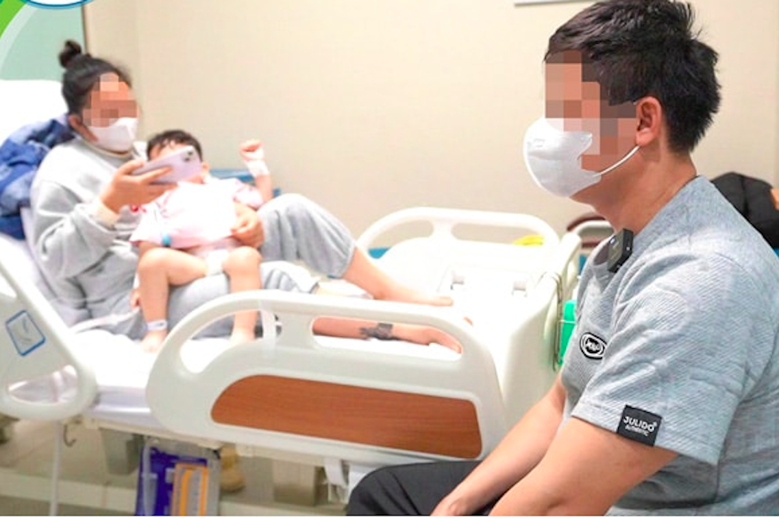 Bé trai 3 tuổi bị chó nhà cắn liên tiếp vùng ngực, gây tràn khí màng phổi