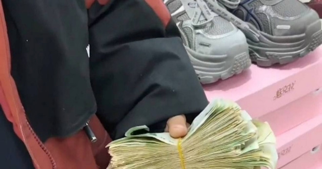 Cậu bé 11 tuổi cầm xấp tiền lẻ dành dụm nửa năm mua giày tặng mẹ gây xúc động