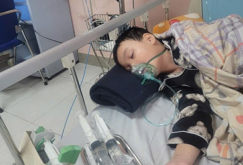 Cha đơn thân kiệt quệ cầu cứu cộng đồng cứu con gái 7 tuổi mắc bệnh hiểm nghèo