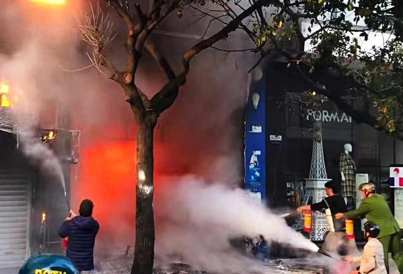 Cháy lớn ở Hà Nội: 'Chúng tôi dùng bình cứu hỏa, xô nước… dập lửa nhưng như muối bỏ biển'