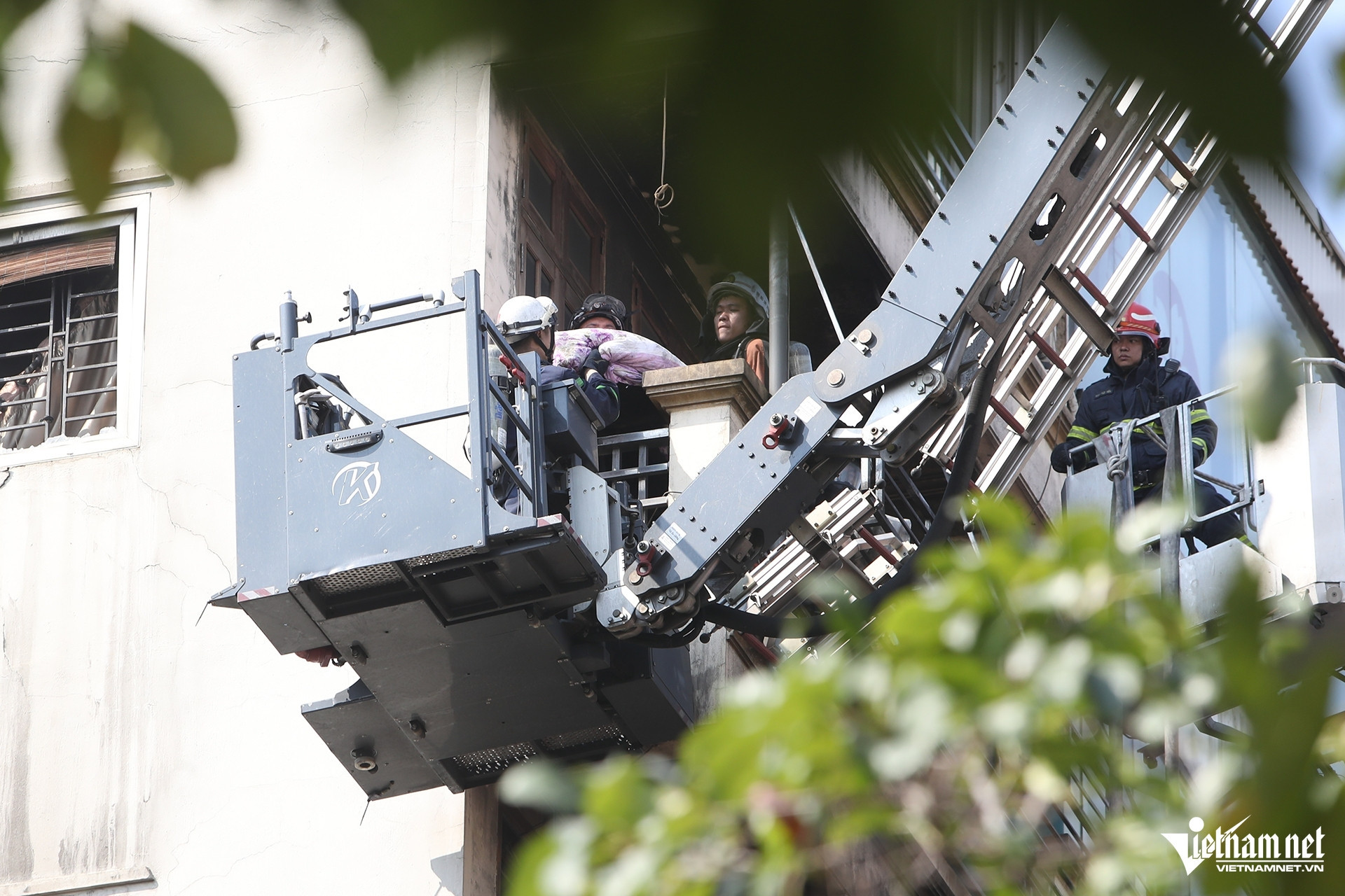 Chủ nhà nhảy từ tầng 6 trong vụ cháy ở Hà Đông đã tử vong