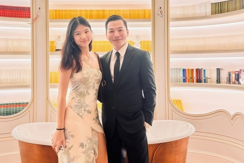 Con gái cao lớn xinh đẹp của Trần Bảo Sơn và Trương Ngọc Ánh, Hồng Vân U60 vẫn trẻ trung