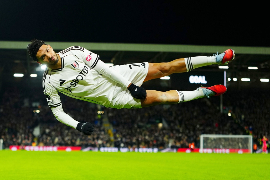 Cucurella bị đuổi khỏi sân, Chelsea thua bẽ bàng