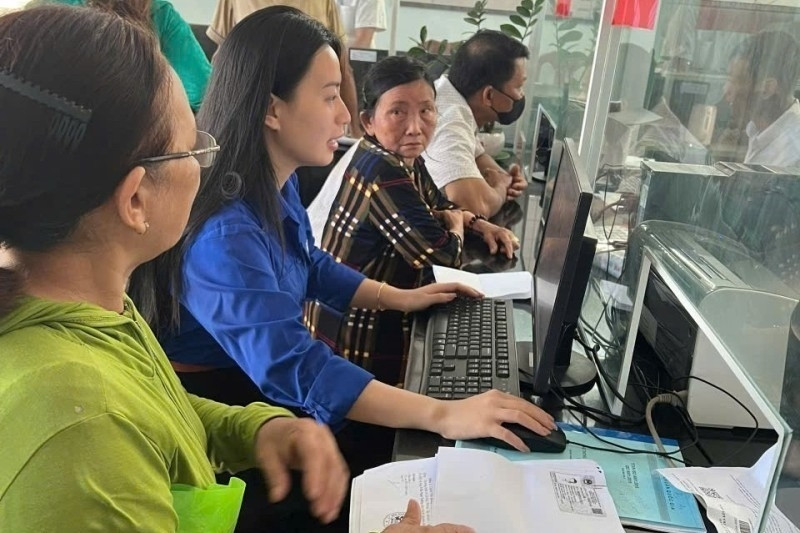 Cuối tuần ra quán cà phê, làm thủ tục hành chính từ đất đai đến khai sinh