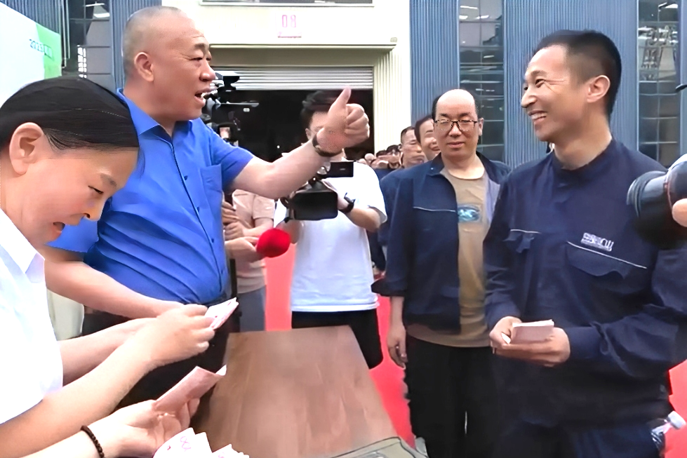 Doanh nghiệp Trung Quốc tung ‘chiêu lạ’ giữ chân nhân viên trước và sau Tết