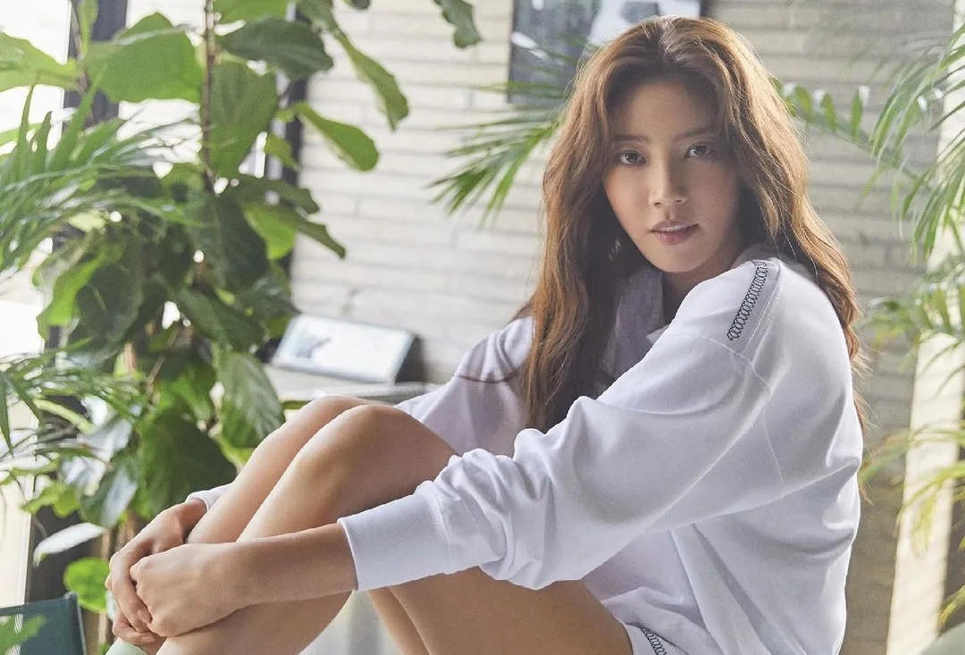 Giảm 17 kg trong 3 tháng, nữ ca sĩ 43 tuổi vấp phải nhiều tranh cãi