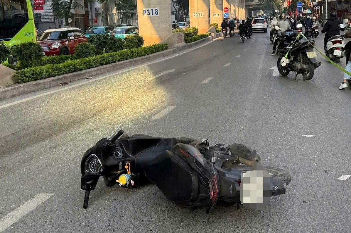 Hà Nội: Va chạm liên hoàn, người đàn ông tử vong sau khi văng vào ô tô