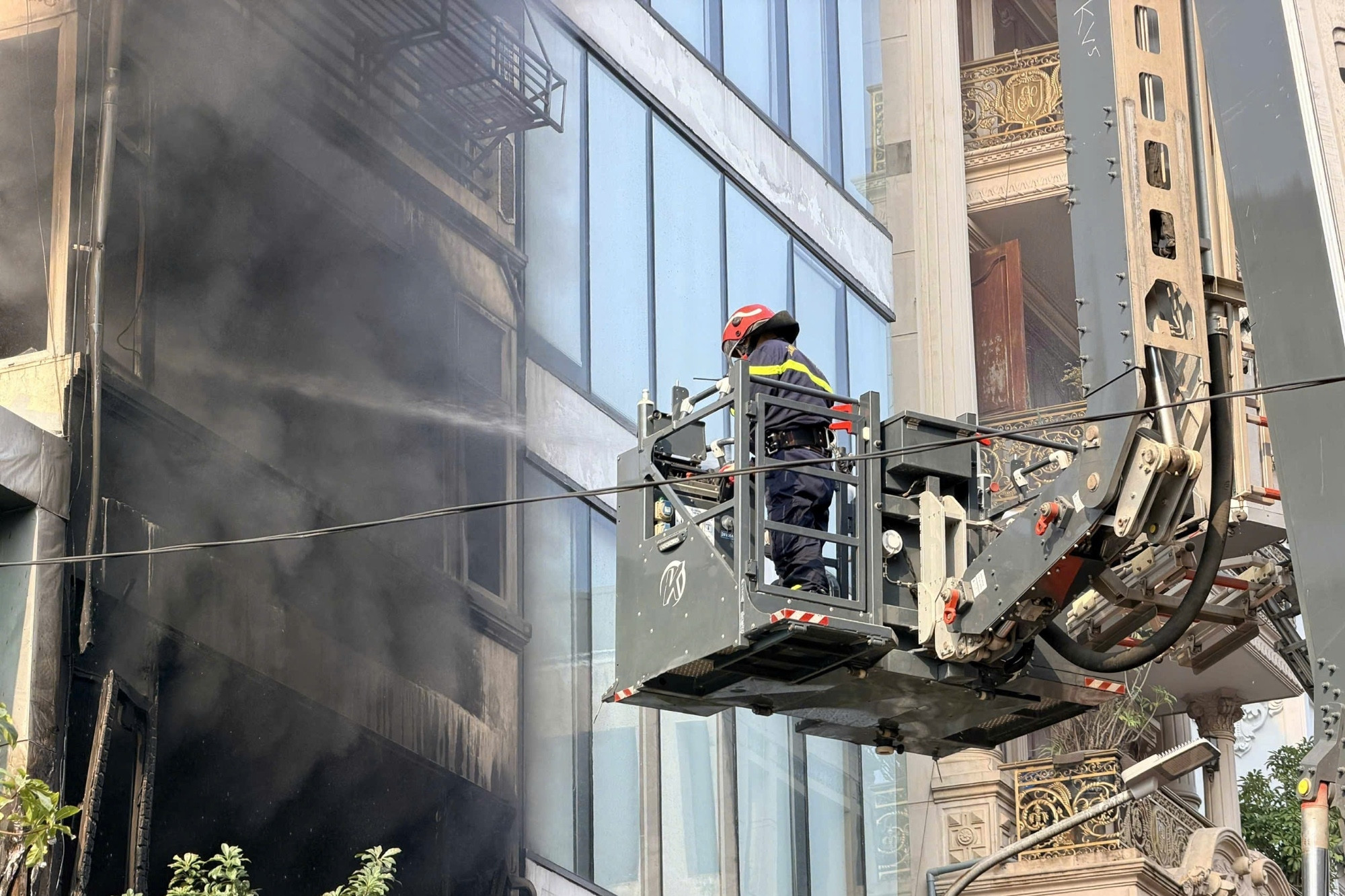 Hiện trường vụ cháy lớn tại Hà Nội, cảnh sát phá cửa kính phun nước vào trong