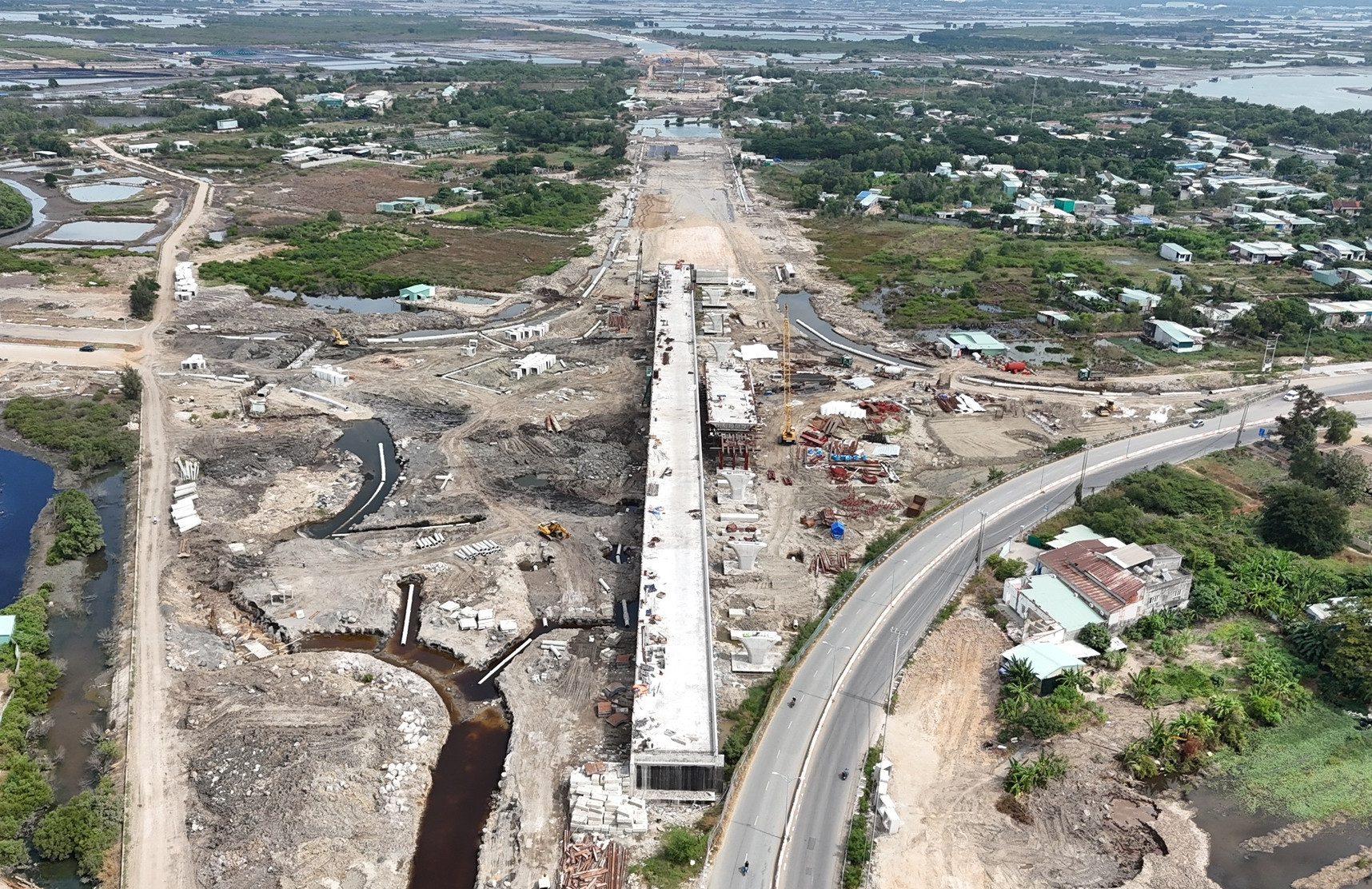 Hình hài tuyến đường 13.900 tỷ đồng băng qua nhiều đầm lầy