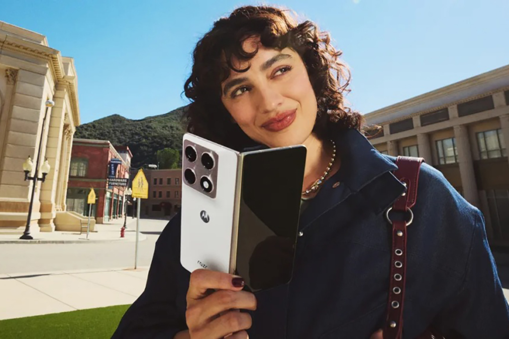 Motorola tuyên chiến Galaxy Z Fold 7 với chiếc Razr Fold đầu tiên